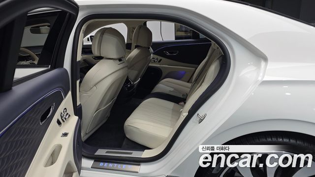 Bentley Flying Spur 2024 — photo 17