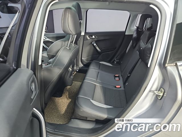 Peugeot 2008 2015 — photo 12