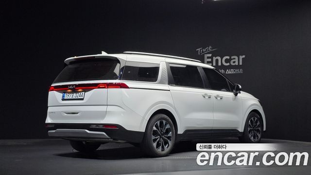 Kia Canival 2023 — photo 2
