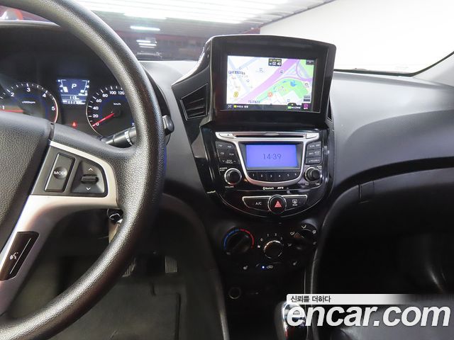 Hyundai Accent 2012 — photo 10