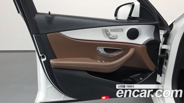 Mercedes-Benz E-Class 2021 — photo 14