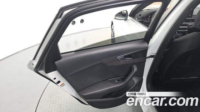 Audi A4 2019 — photo 15
