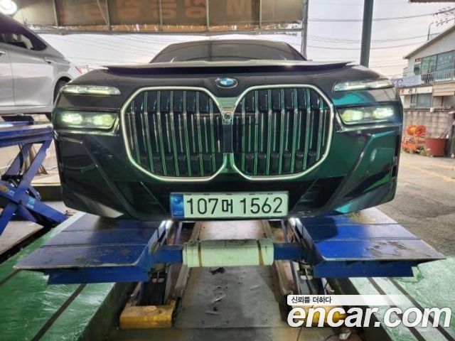 BMW 7-Series 2023 — photo 1