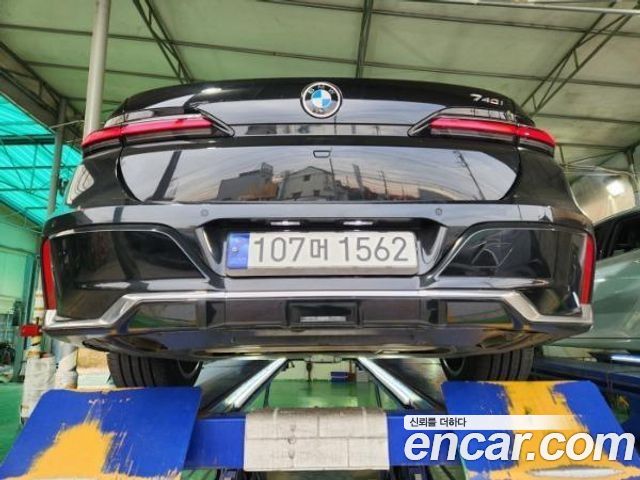 BMW 7-Series 2023 — photo 2