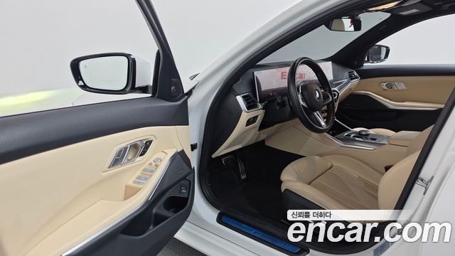 BMW 3-Series 2023 — photo 13