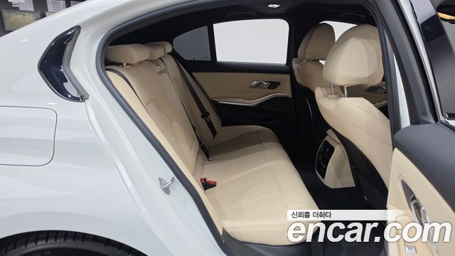 BMW 3-Series 2023 — photo 17