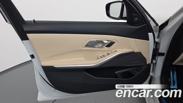 BMW 3-Series 2023 — photo 14