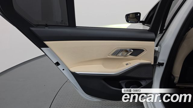 BMW 3-Series 2023 — photo 15