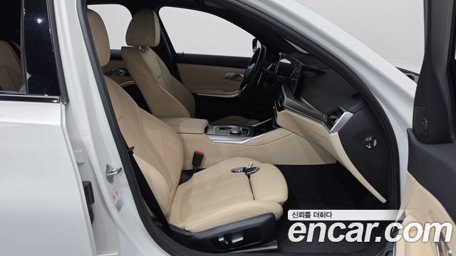BMW 3-Series 2023 — photo 16