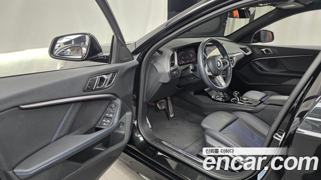 BMW 1-Series 2023 — photo 13