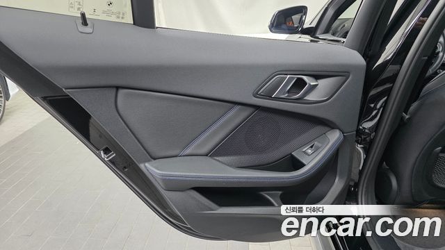 BMW 1-Series 2023 — photo 15