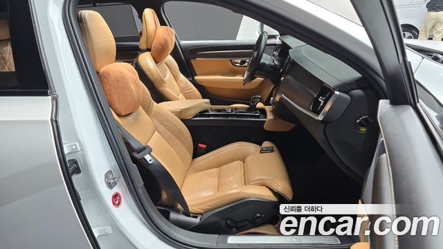 Volvo V90 2019 — photo 16