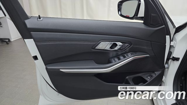 BMW 3-Series 2022 — photo 14