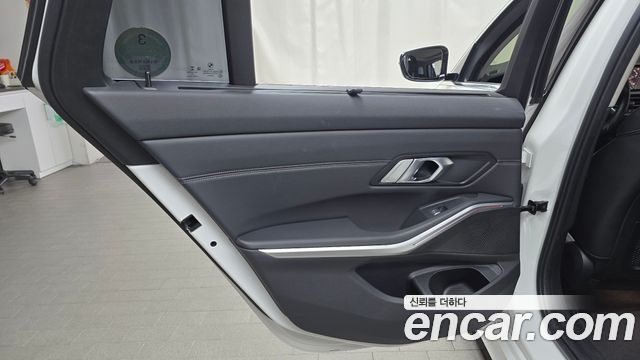 BMW 3-Series 2022 — photo 15