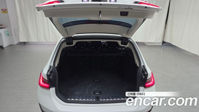 BMW 3-Series 2022 — photo 29