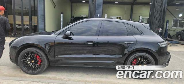Porsche Macan 2023 — photo 2