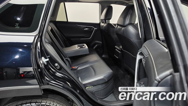 Toyota RAV4 2021 — photo 17
