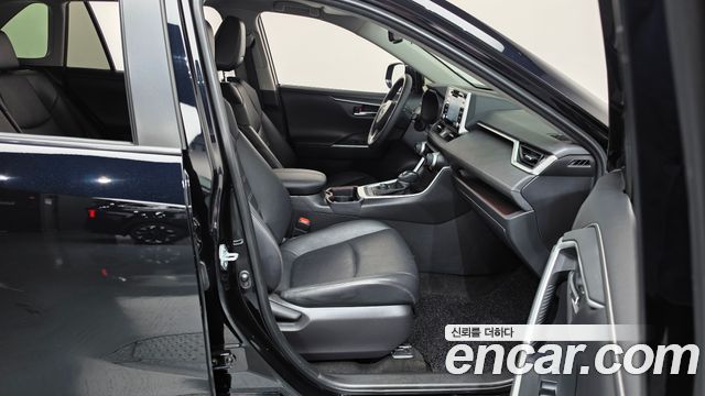 Toyota RAV4 2021 — photo 16