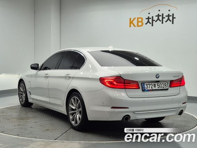 BMW 5-Series 2018 — photo 2