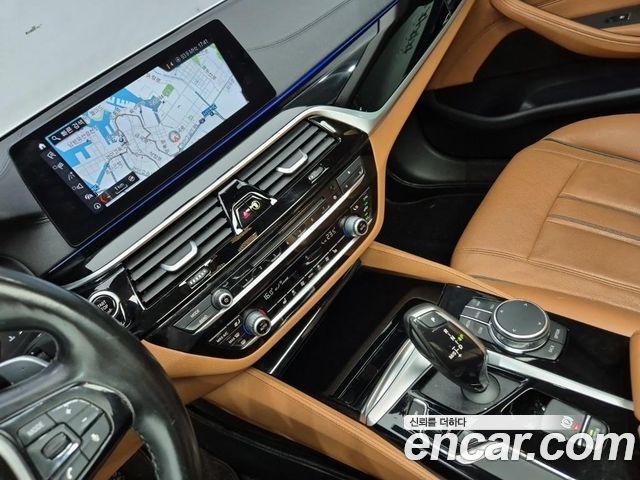 BMW 5-Series 2018 — photo 10