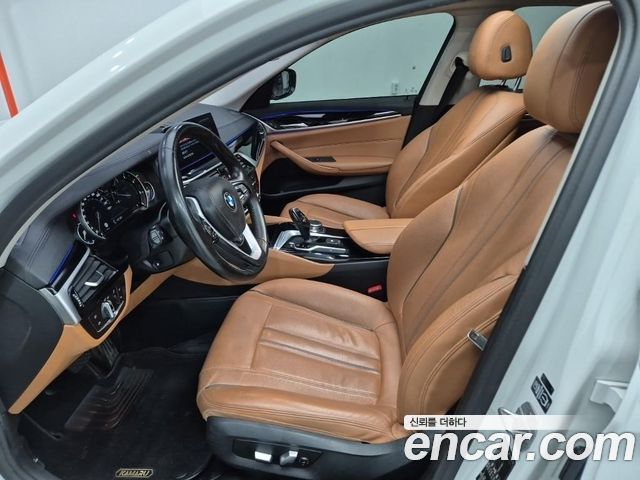 BMW 5-Series 2018 — photo 11