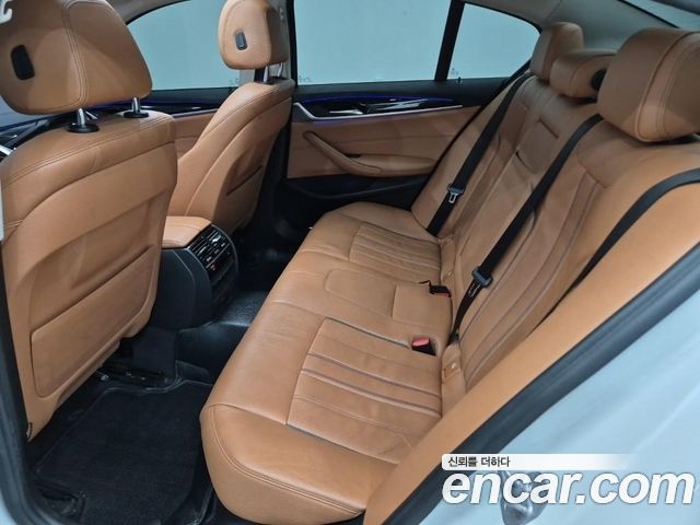 BMW 5-Series 2018 — photo 12