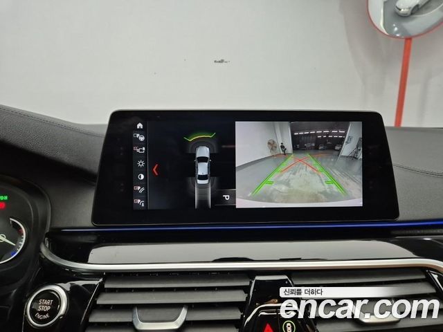 BMW 5-Series 2018 — photo 15