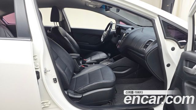 Kia K3 2015 — photo 11