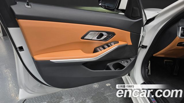 BMW 3-Series 2023 — photo 14