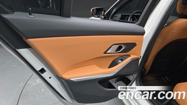 BMW 3-Series 2023 — photo 15
