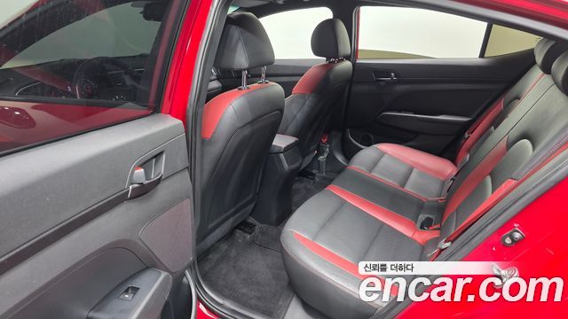Hyundai AVANTE 2018 — photo 18