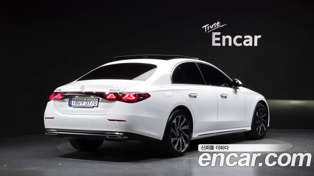 Mercedes-Benz E-Class 2025 — photo 2
