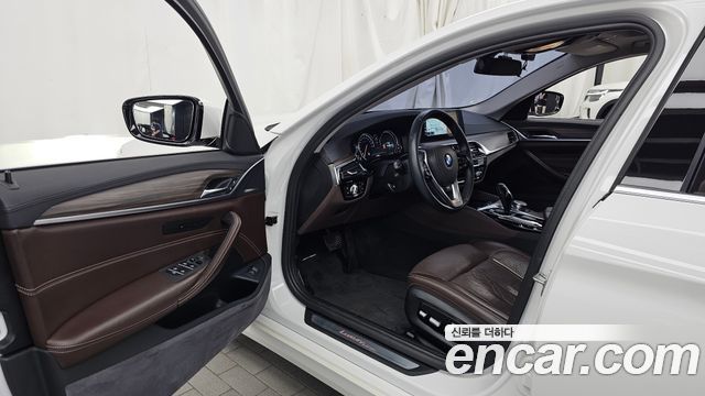 BMW 5-Series 2018 — photo 13
