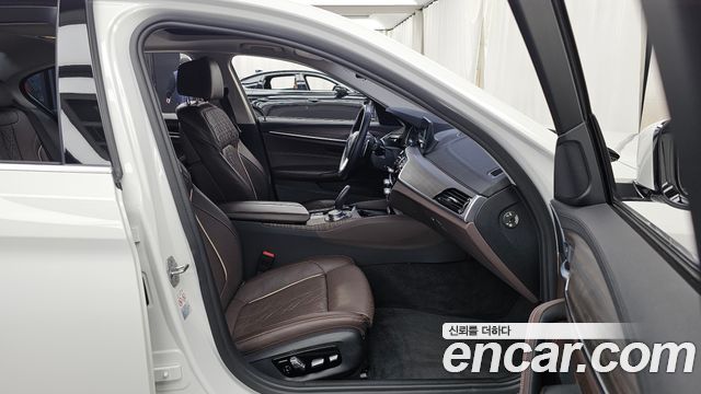 BMW 5-Series 2018 — photo 17