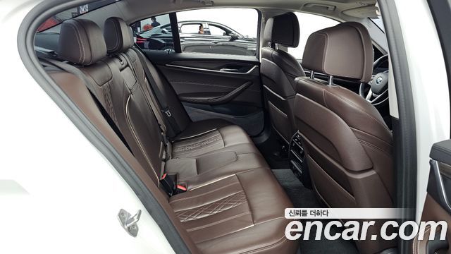 BMW 5-Series 2018 — photo 18