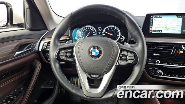BMW 5-Series 2018 — photo 19