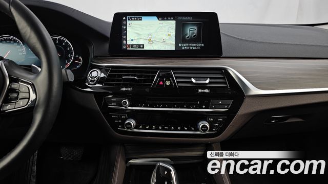 BMW 5-Series 2018 — photo 20