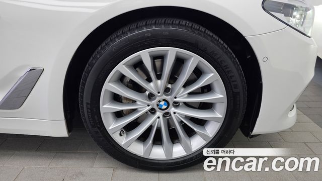 BMW 5-Series 2018 — photo 7