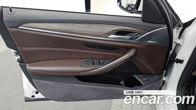 BMW 5-Series 2018 — photo 14