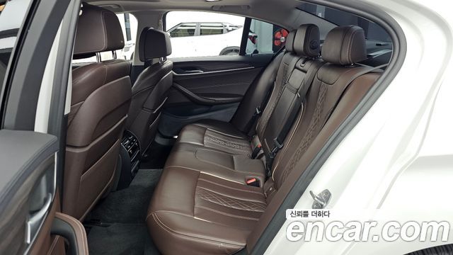 BMW 5-Series 2018 — photo 16