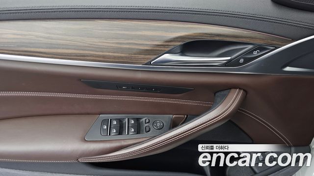 BMW 5-Series 2018 — photo 28