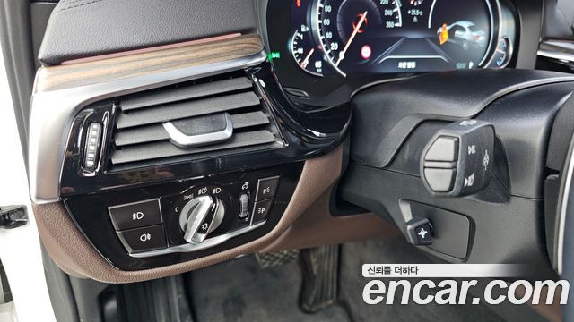 BMW 5-Series 2018 — photo 32