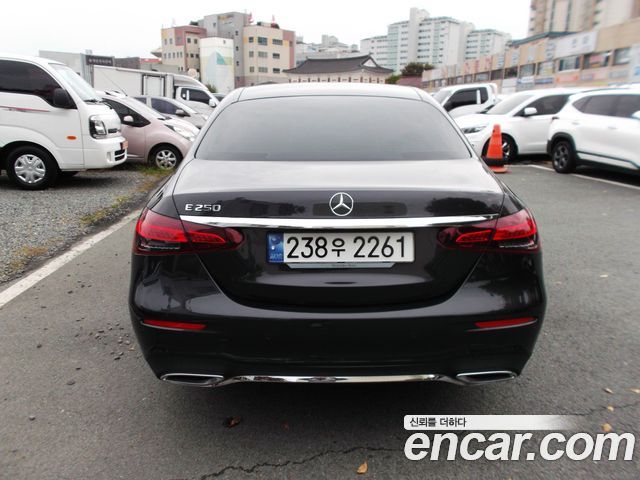 Mercedes-Benz E-Class 2023 — photo 3