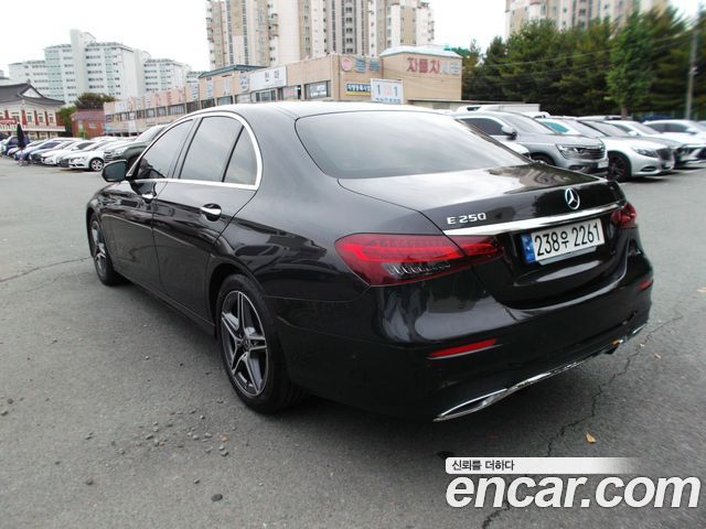 Mercedes-Benz E-Class 2023 — photo 4