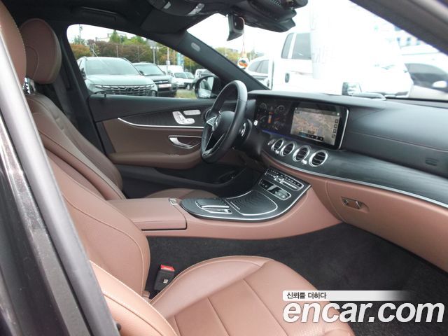 Mercedes-Benz E-Class 2023 — photo 10