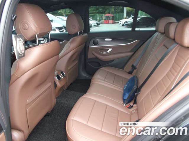 Mercedes-Benz E-Class 2023 — photo 13