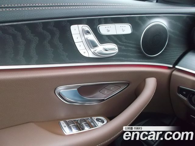 Mercedes-Benz E-Class 2023 — photo 16