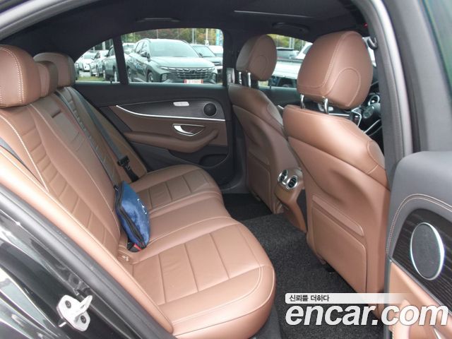 Mercedes-Benz E-Class 2023 — photo 18