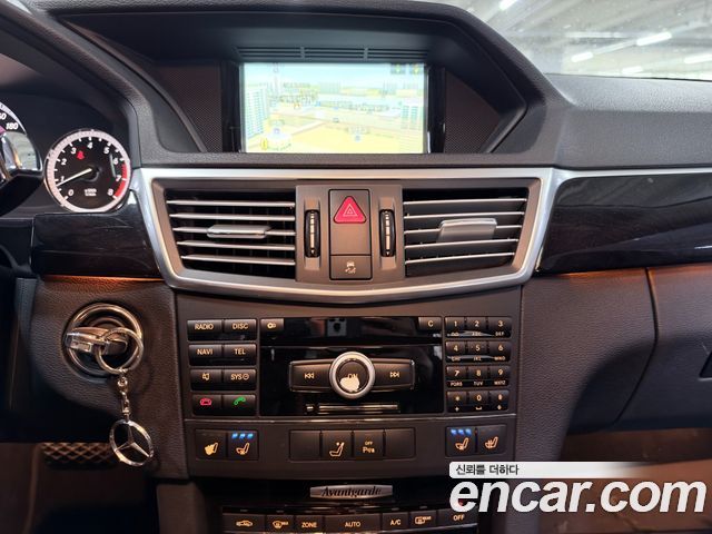Mercedes-Benz E-Class 2010 — photo 9