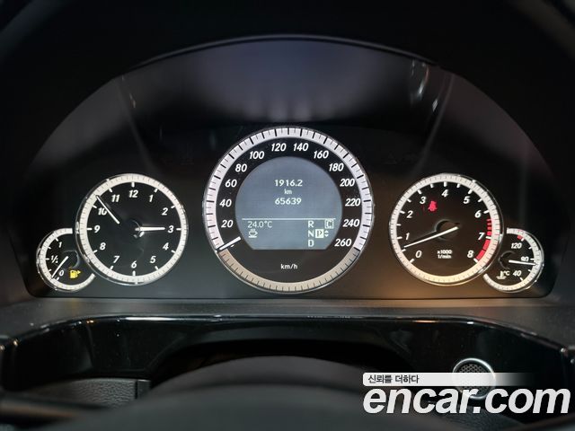 Mercedes-Benz E-Class 2010 — photo 11